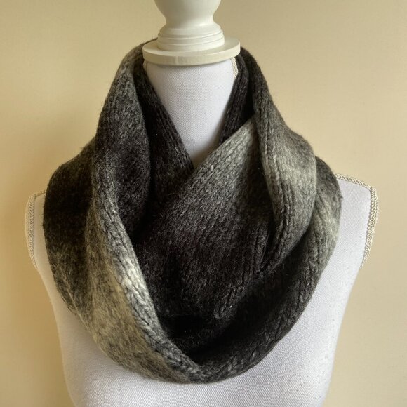 NWT Banana Rebublic  Infinity Scarf - Picture 1 of 4